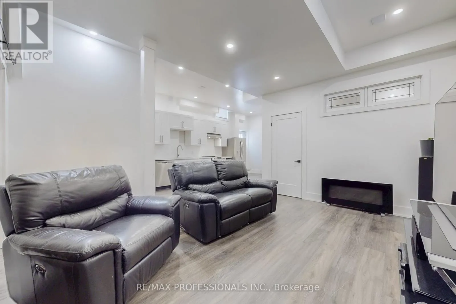 4 MARTIN GROVE ROAD