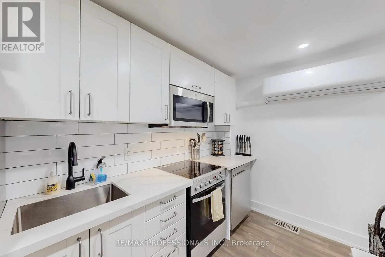 4 MARTIN GROVE ROAD