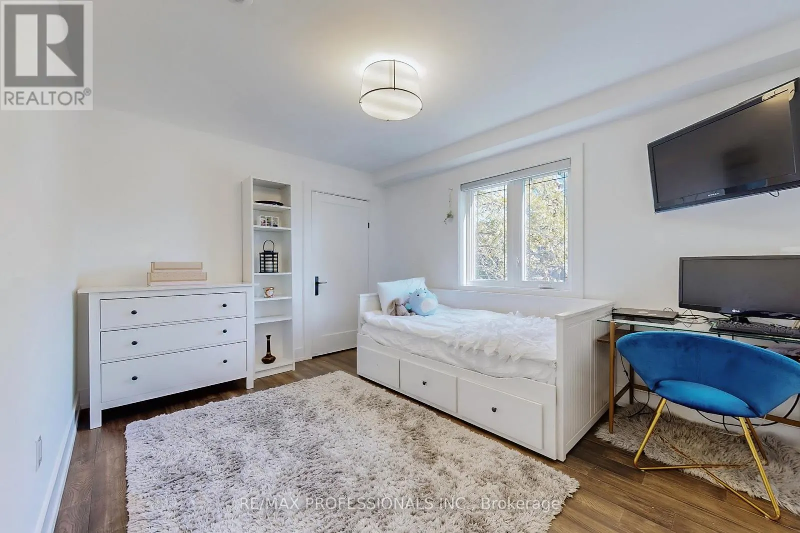4 MARTIN GROVE ROAD