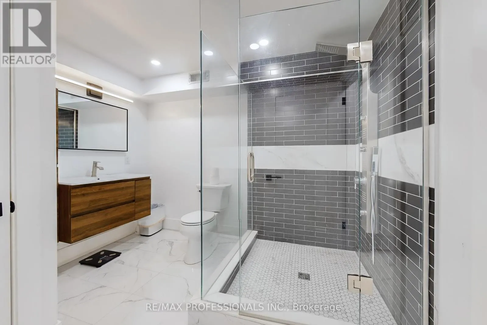 4 MARTIN GROVE ROAD