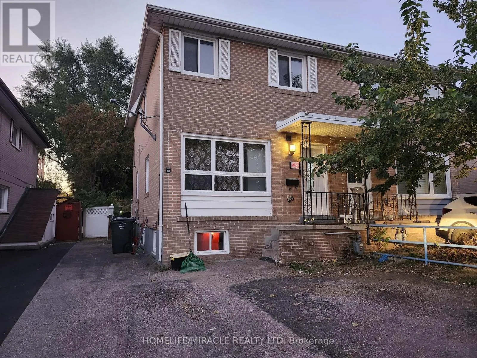 40 CORBY CRESCENT