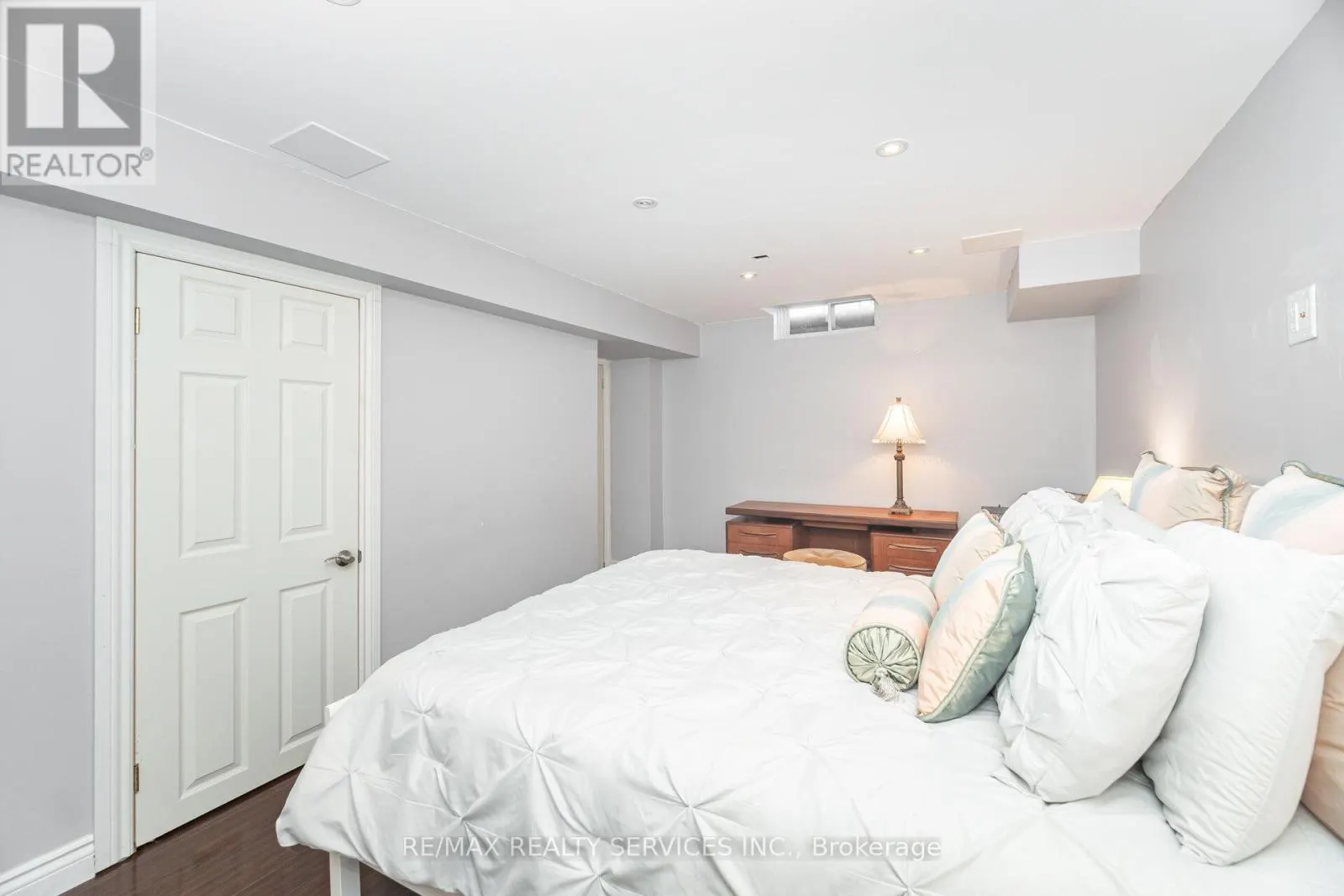 30 STARLING COURT
