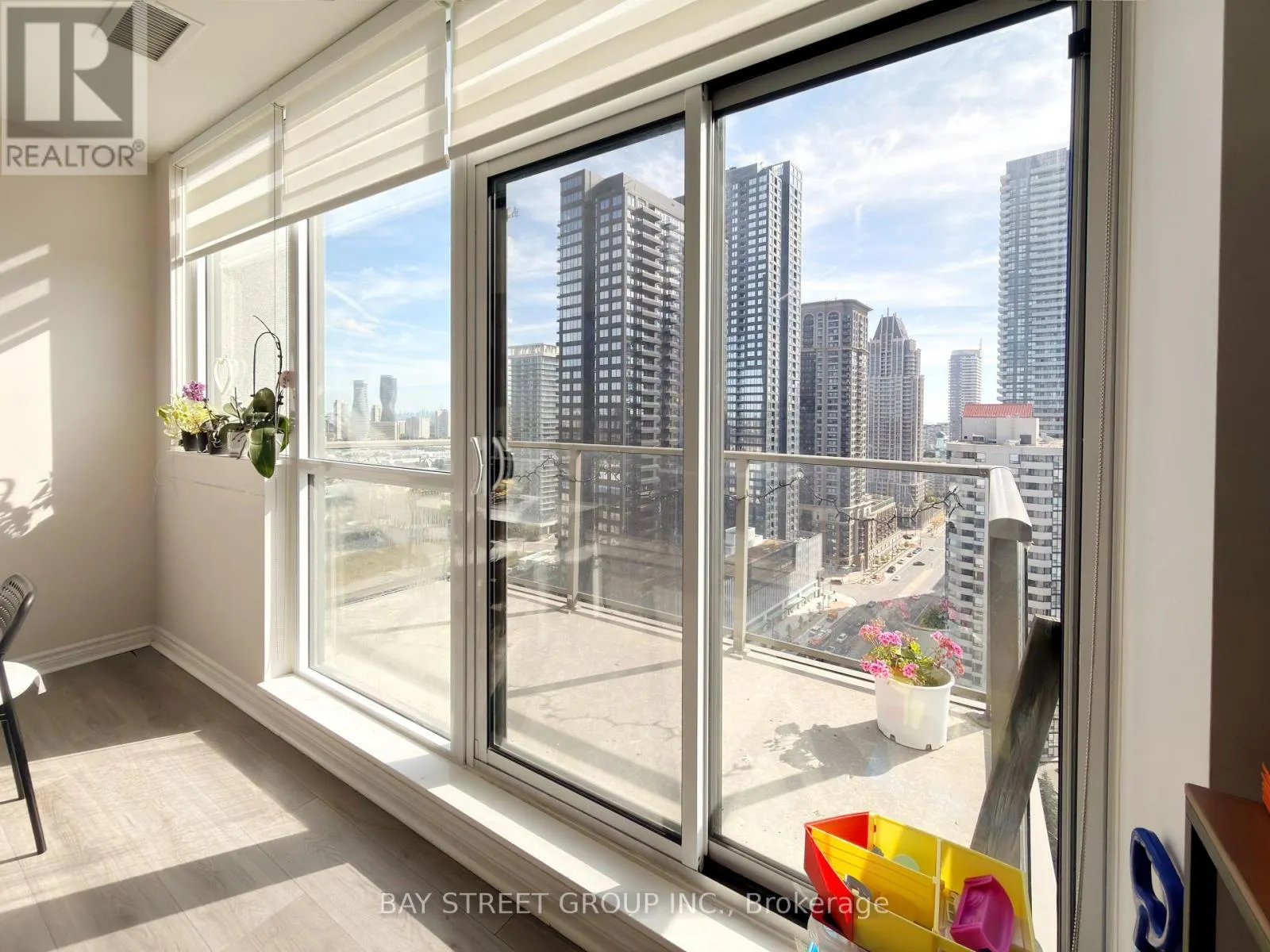 PH06 - 339 RATHBURN ROAD W