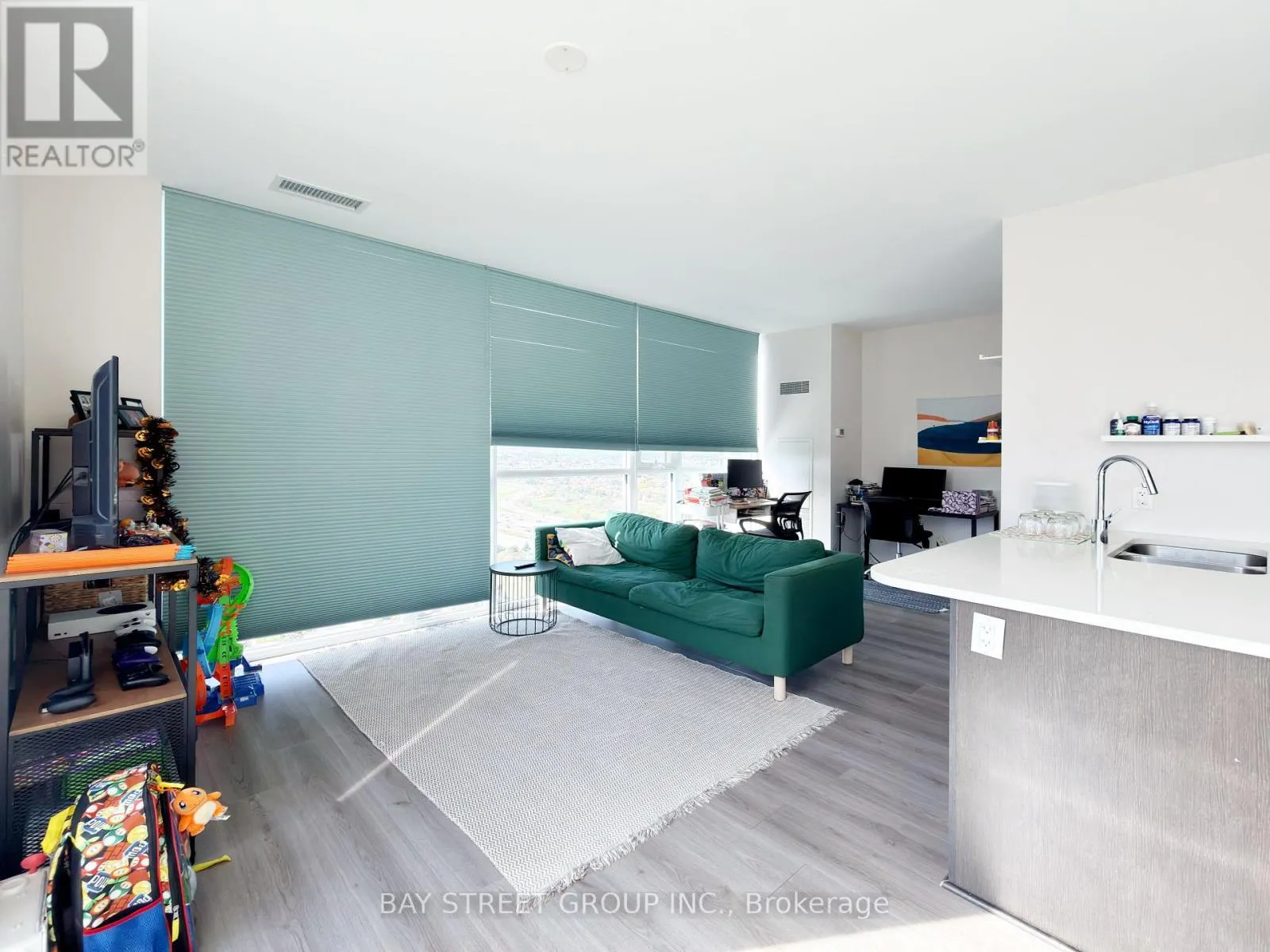 PH06 - 339 RATHBURN ROAD W