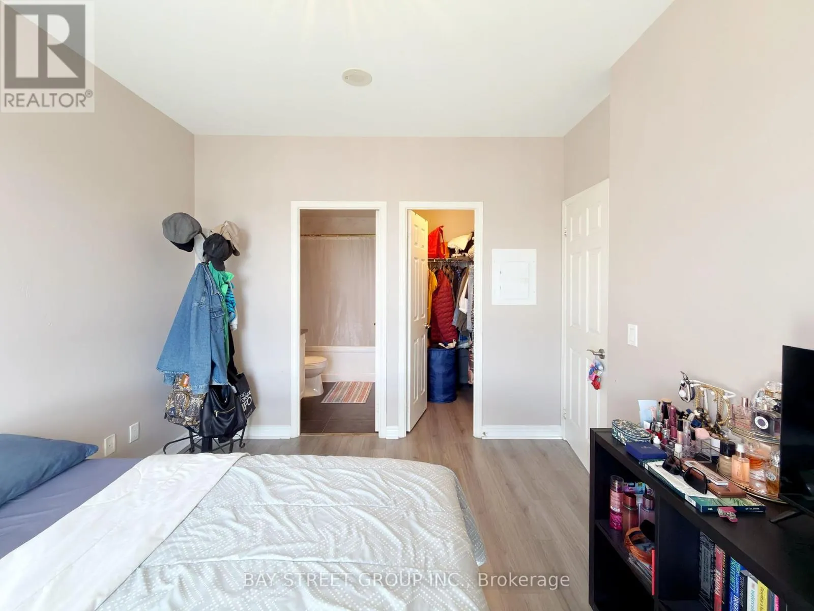 PH06 - 339 RATHBURN ROAD W