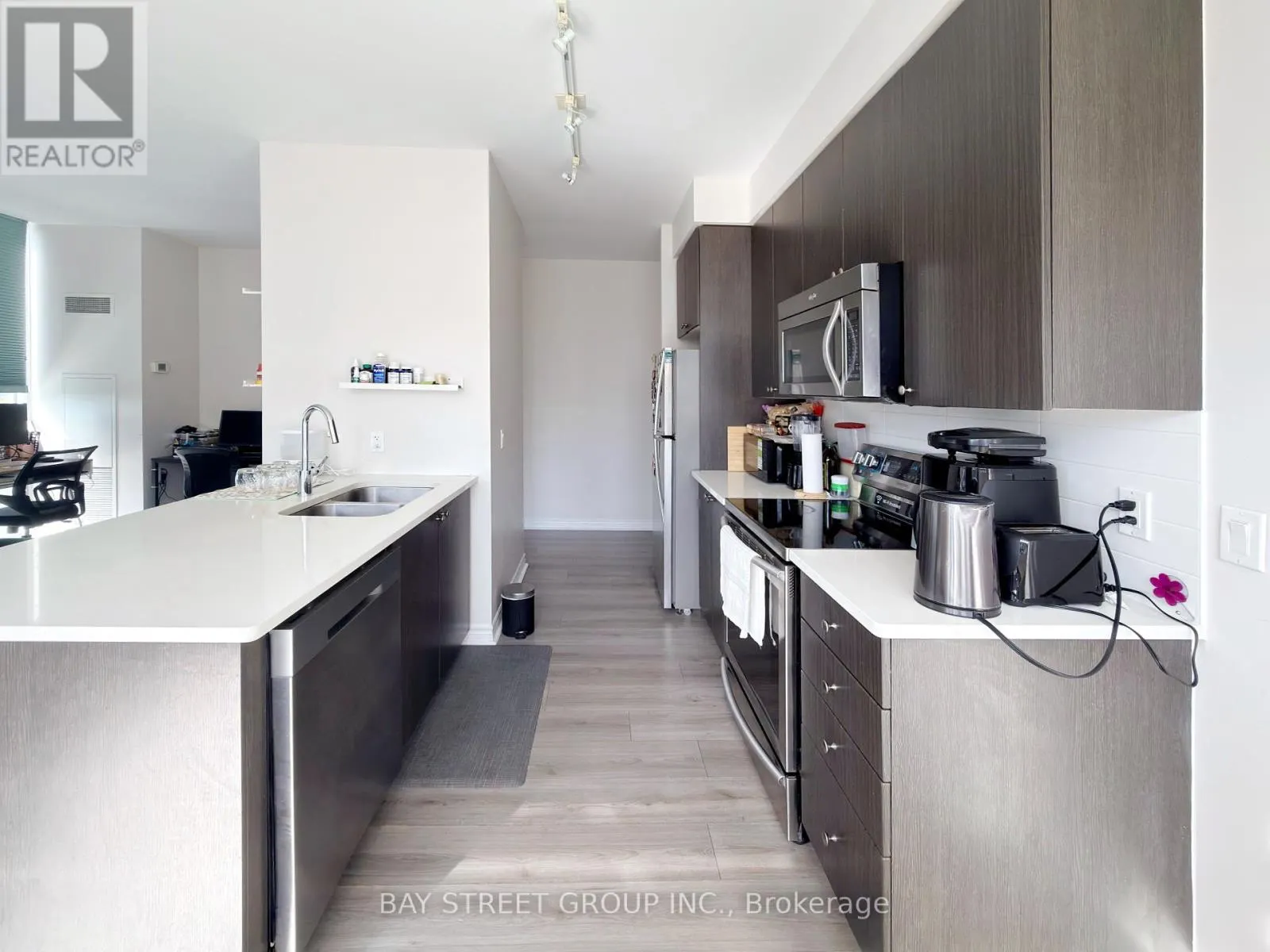 PH06 - 339 RATHBURN ROAD W