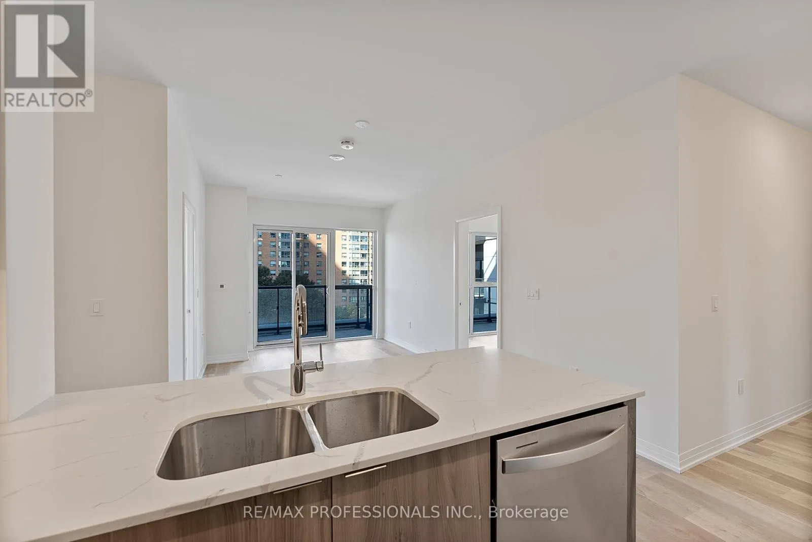410 - 15 WATERGARDEN DRIVE