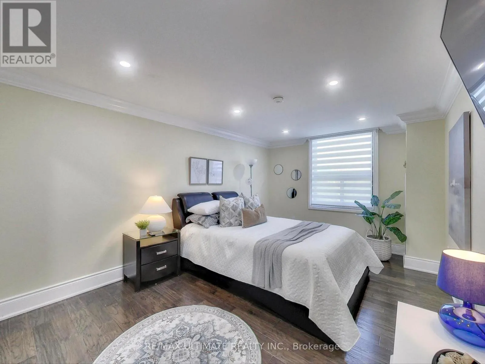 406 - 75 EMMETT AVENUE