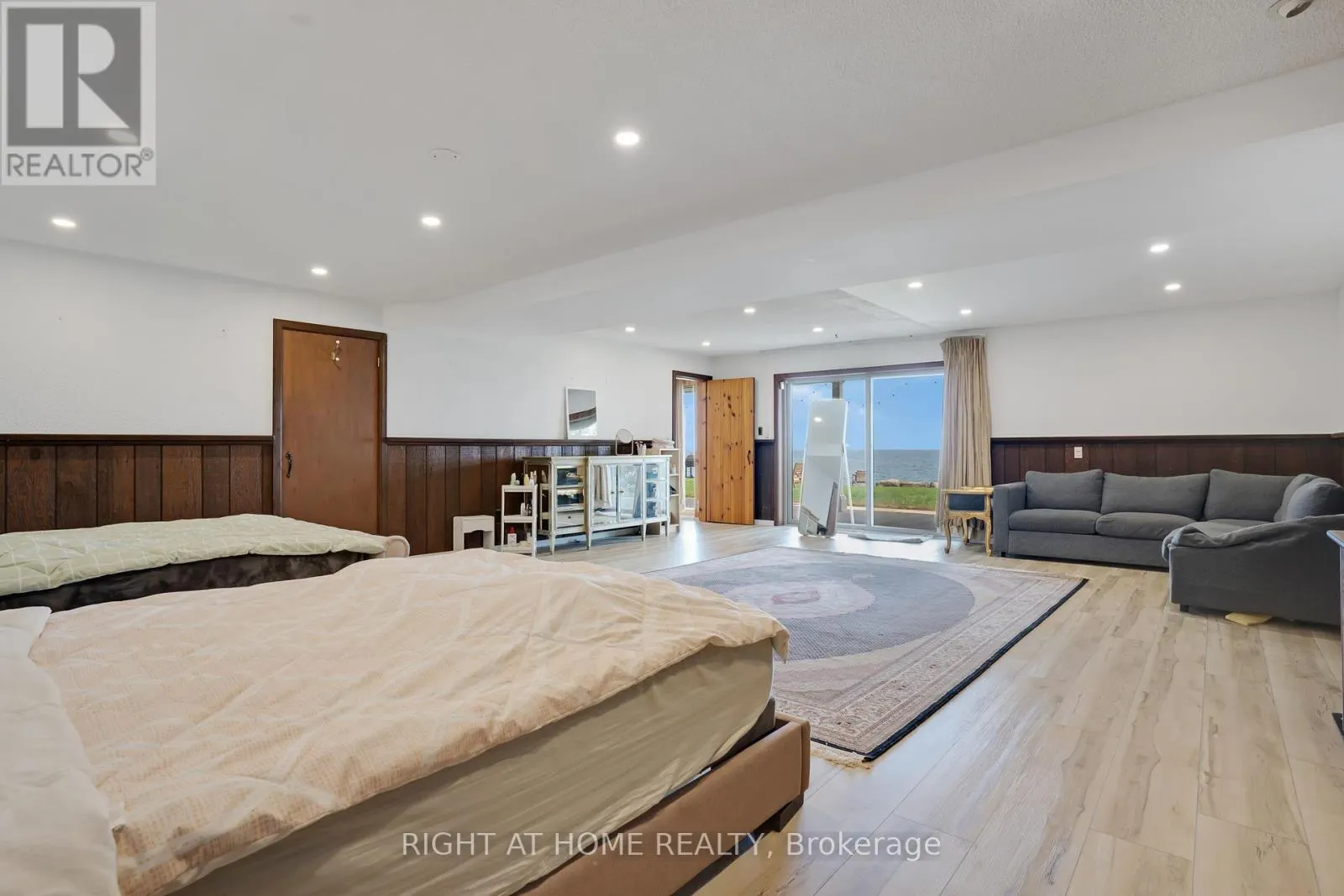 1360 LAKESHORE ROAD W