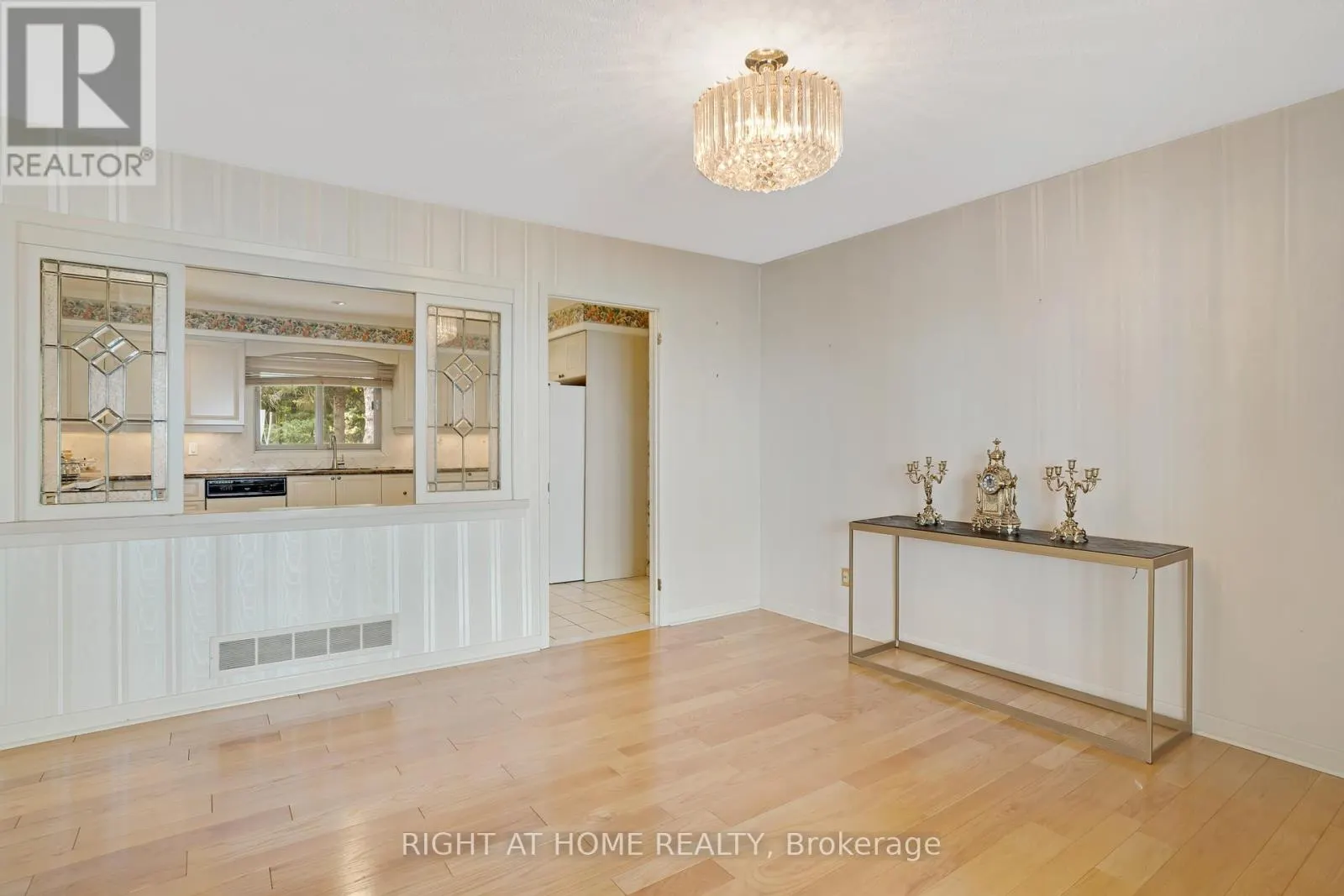 1360 LAKESHORE ROAD W
