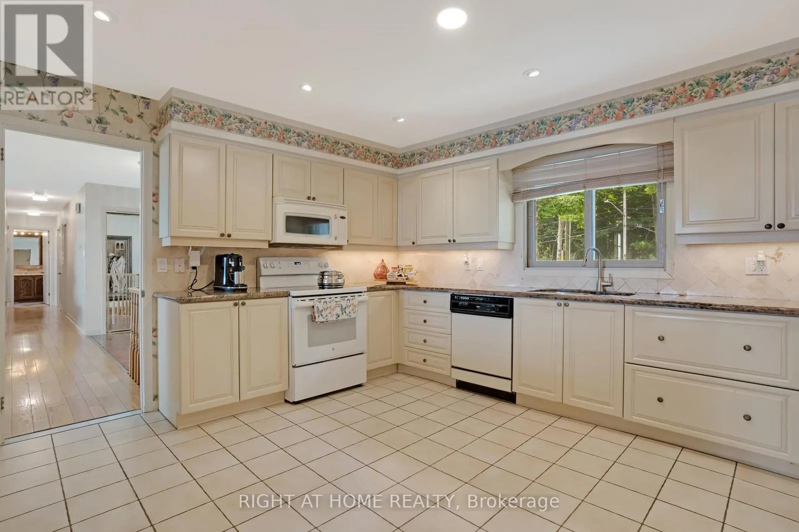 1360 LAKESHORE ROAD W