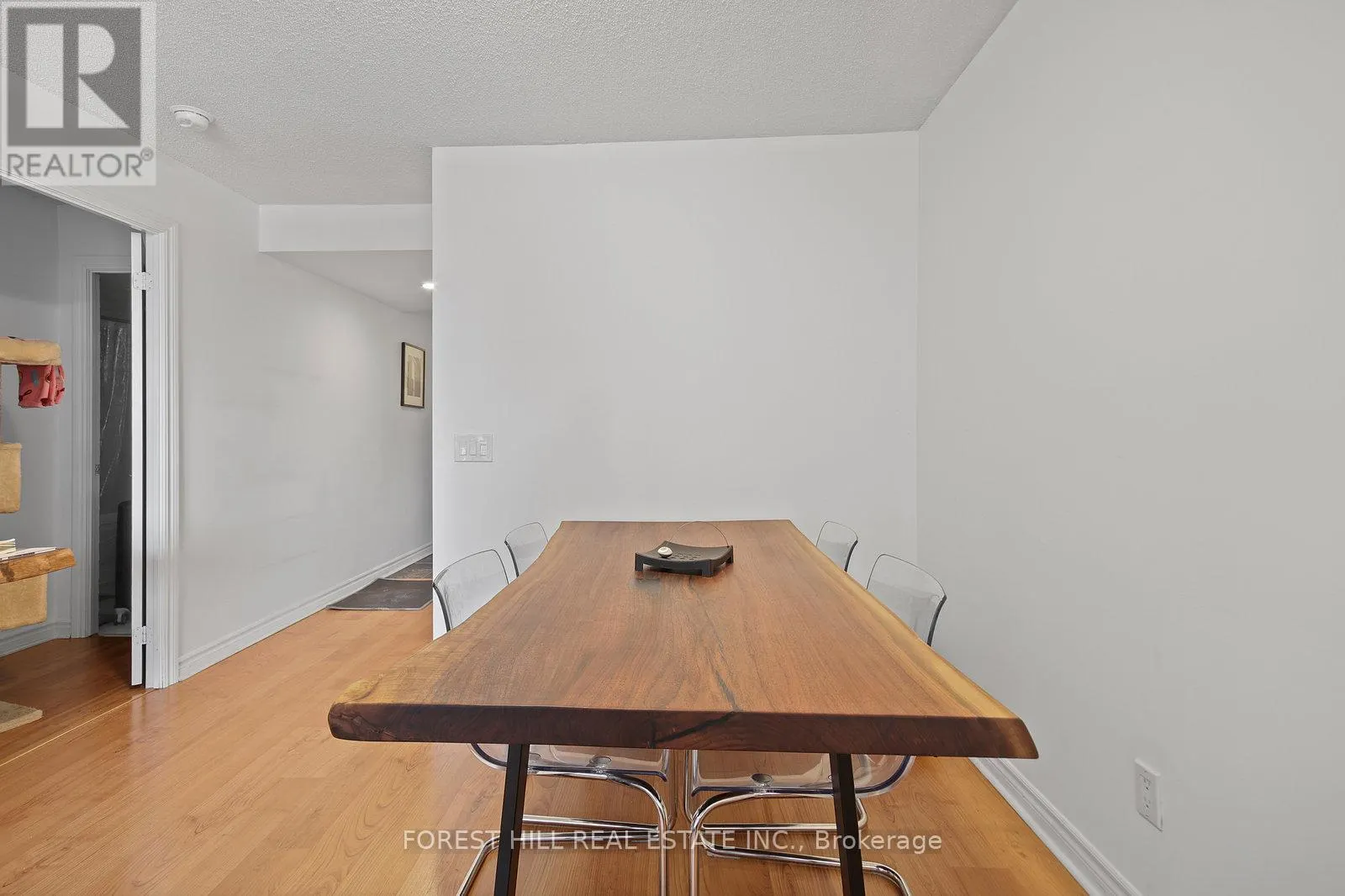 1029 - 5233 DUNDAS STREET W