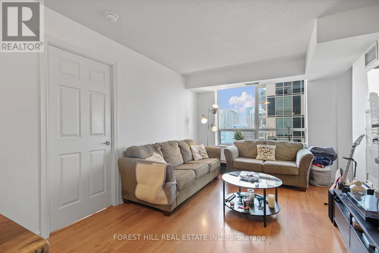 1029 - 5233 DUNDAS STREET W