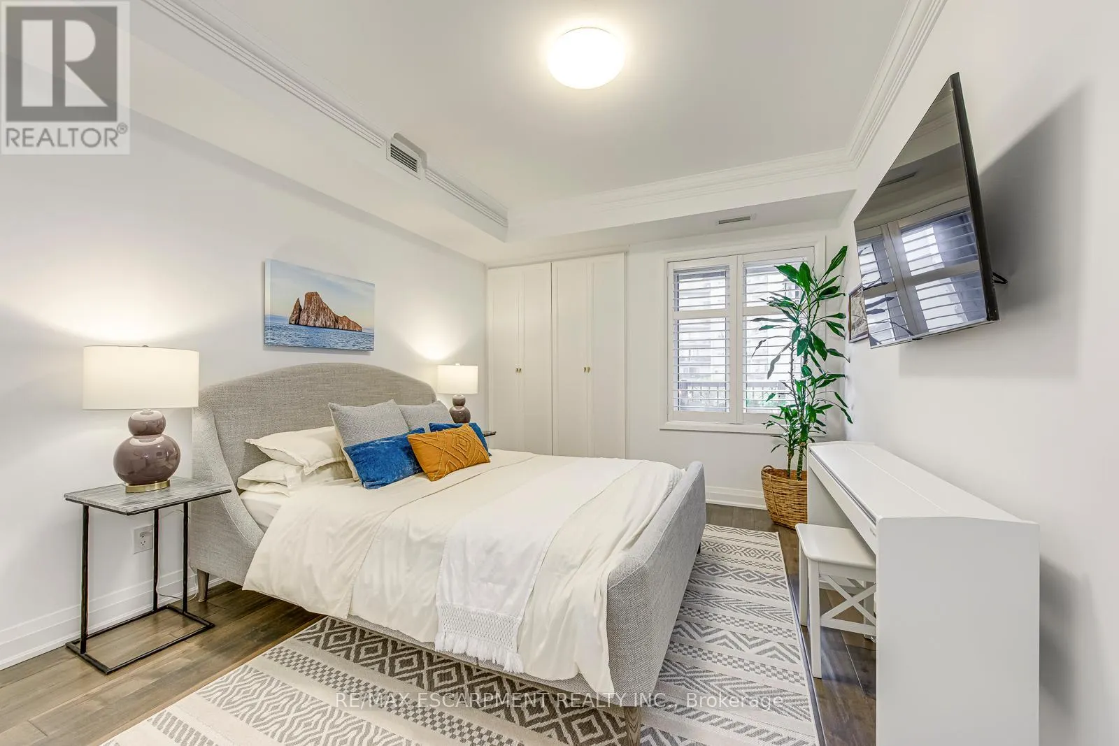 401 - 70 STEWART STREET