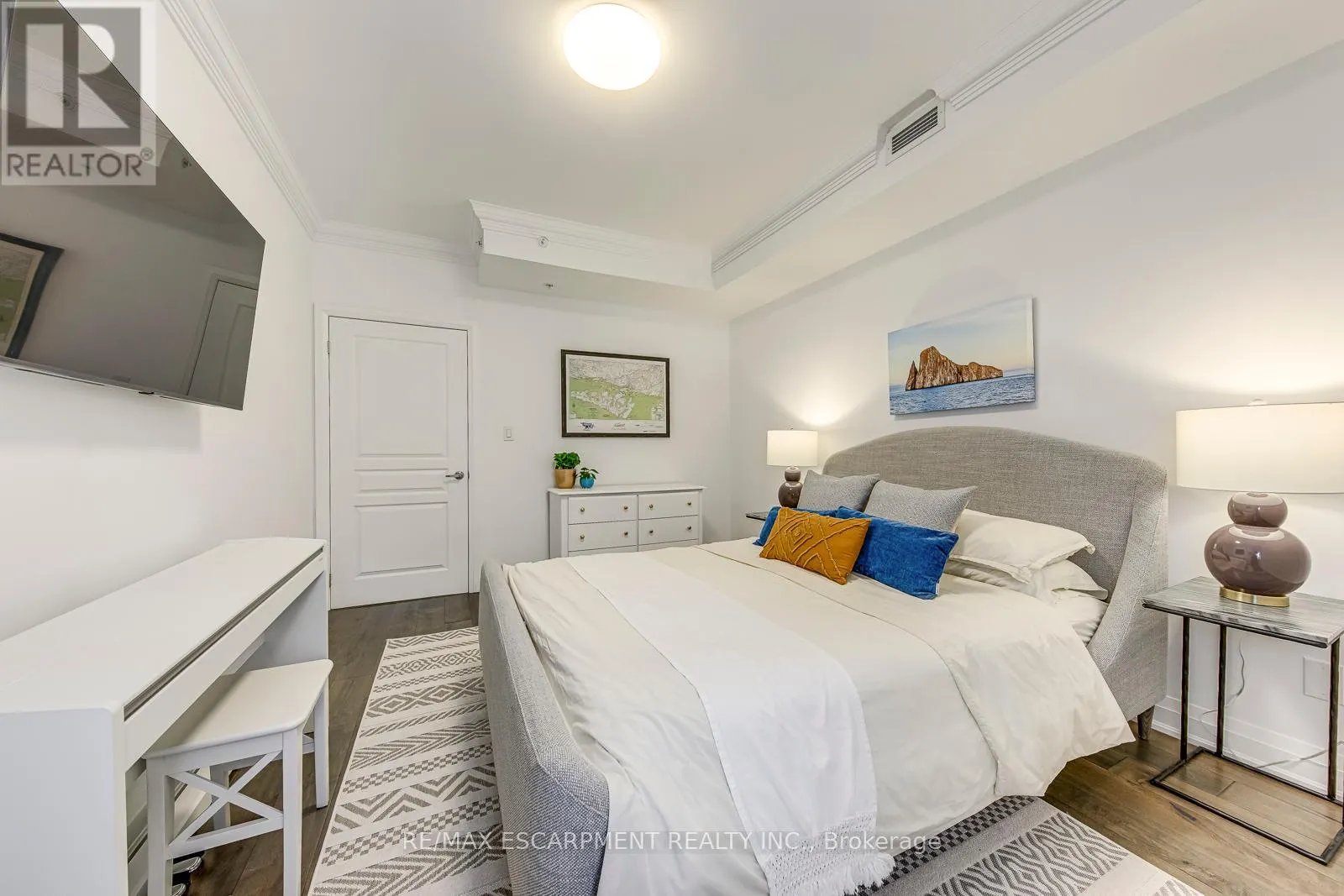 401 - 70 STEWART STREET