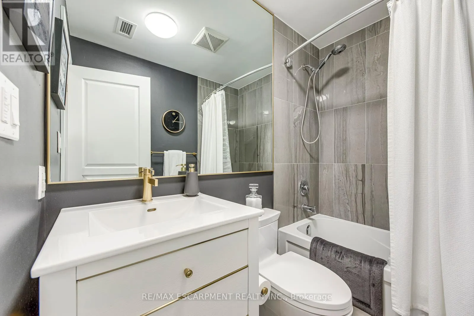 401 - 70 STEWART STREET