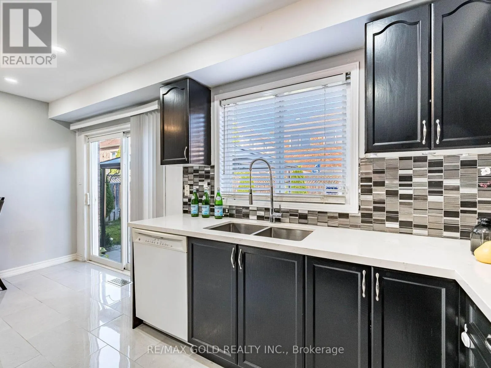 43 SUNNYVIEW ROAD