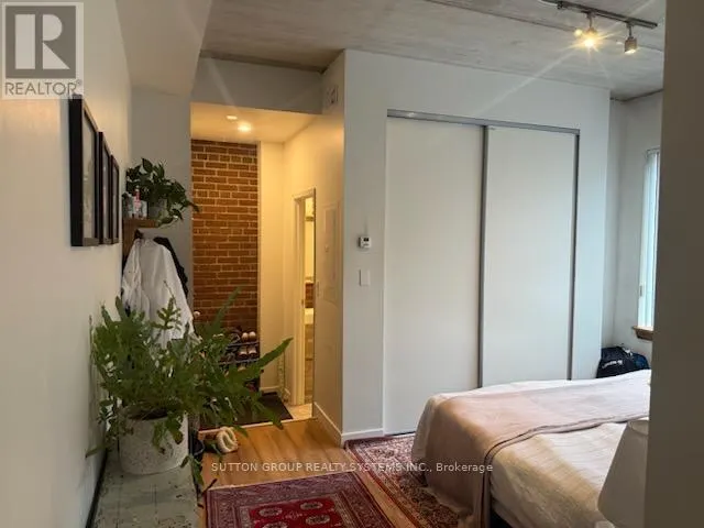 7 - 2945 DUNDAS STREET W