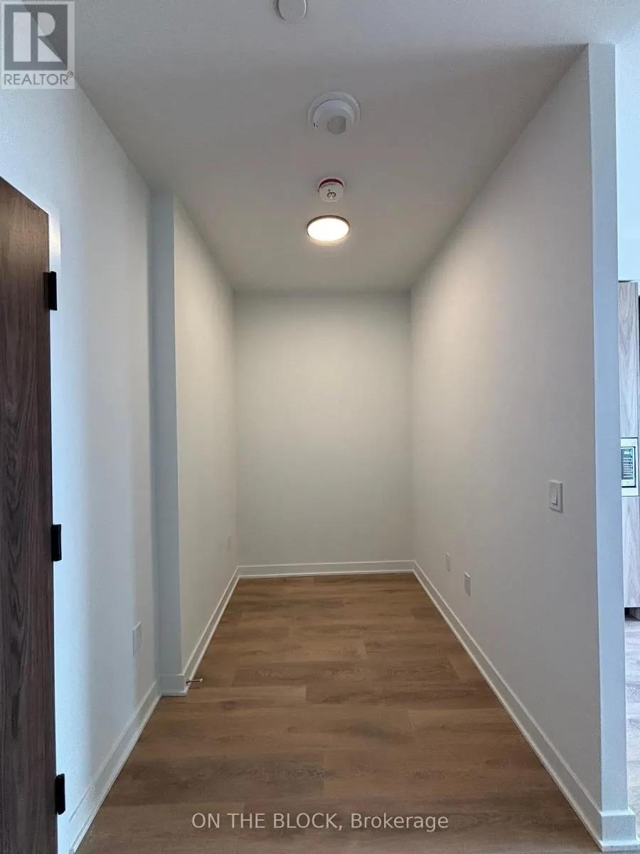 207 - 1037 THE QUEENSWAY