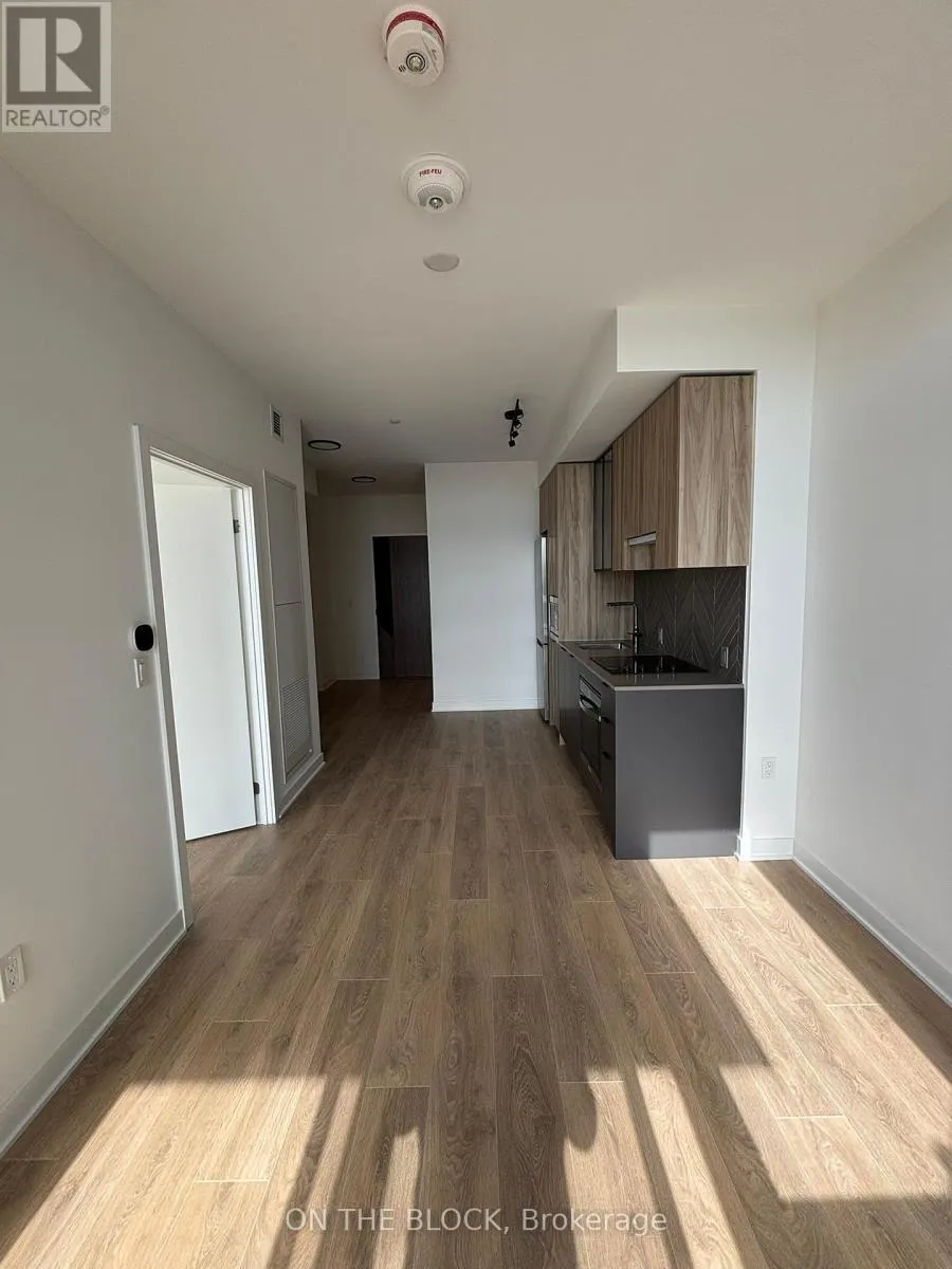 207 - 1037 THE QUEENSWAY