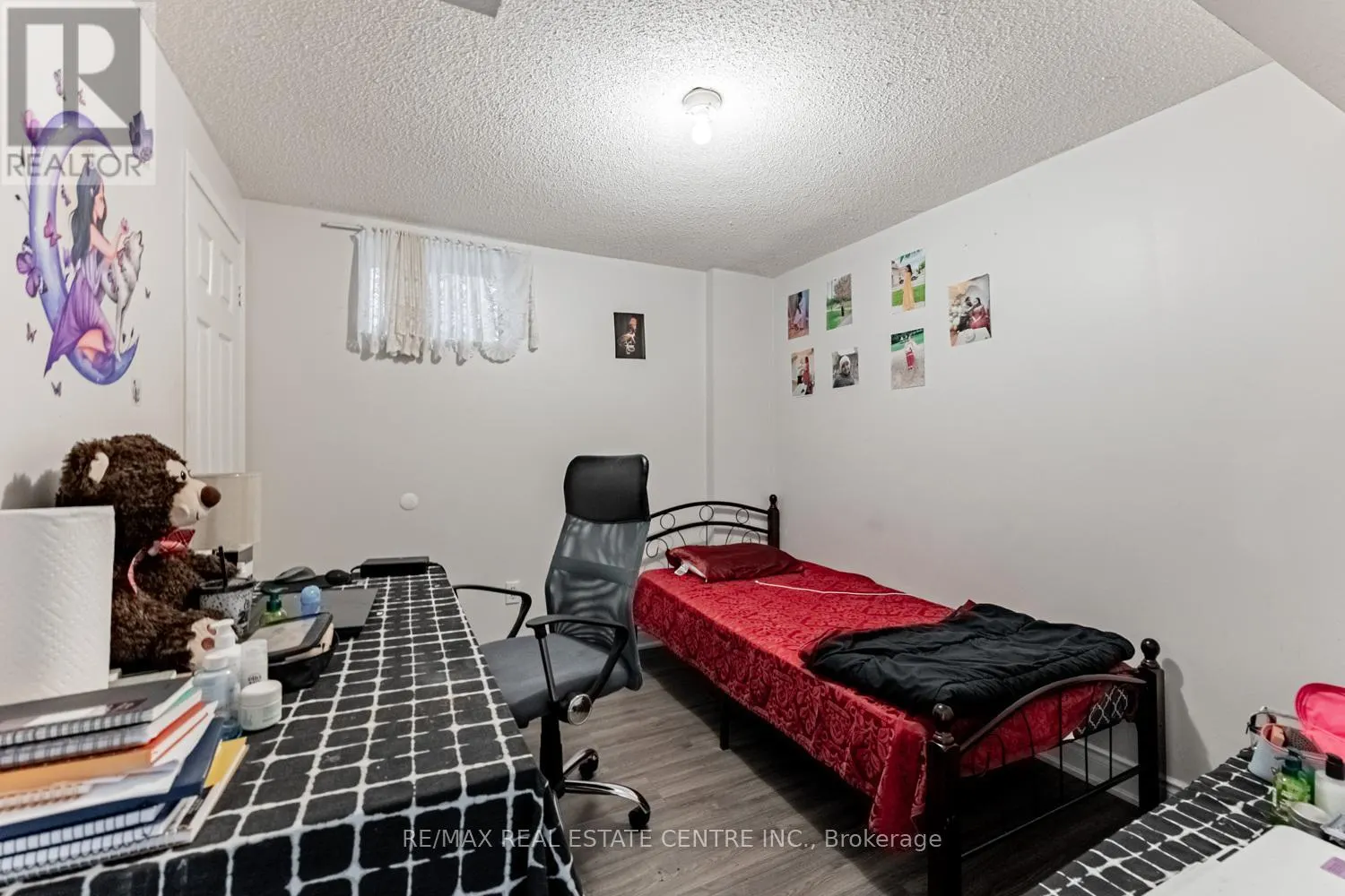 8 MANNEL CRESCENT