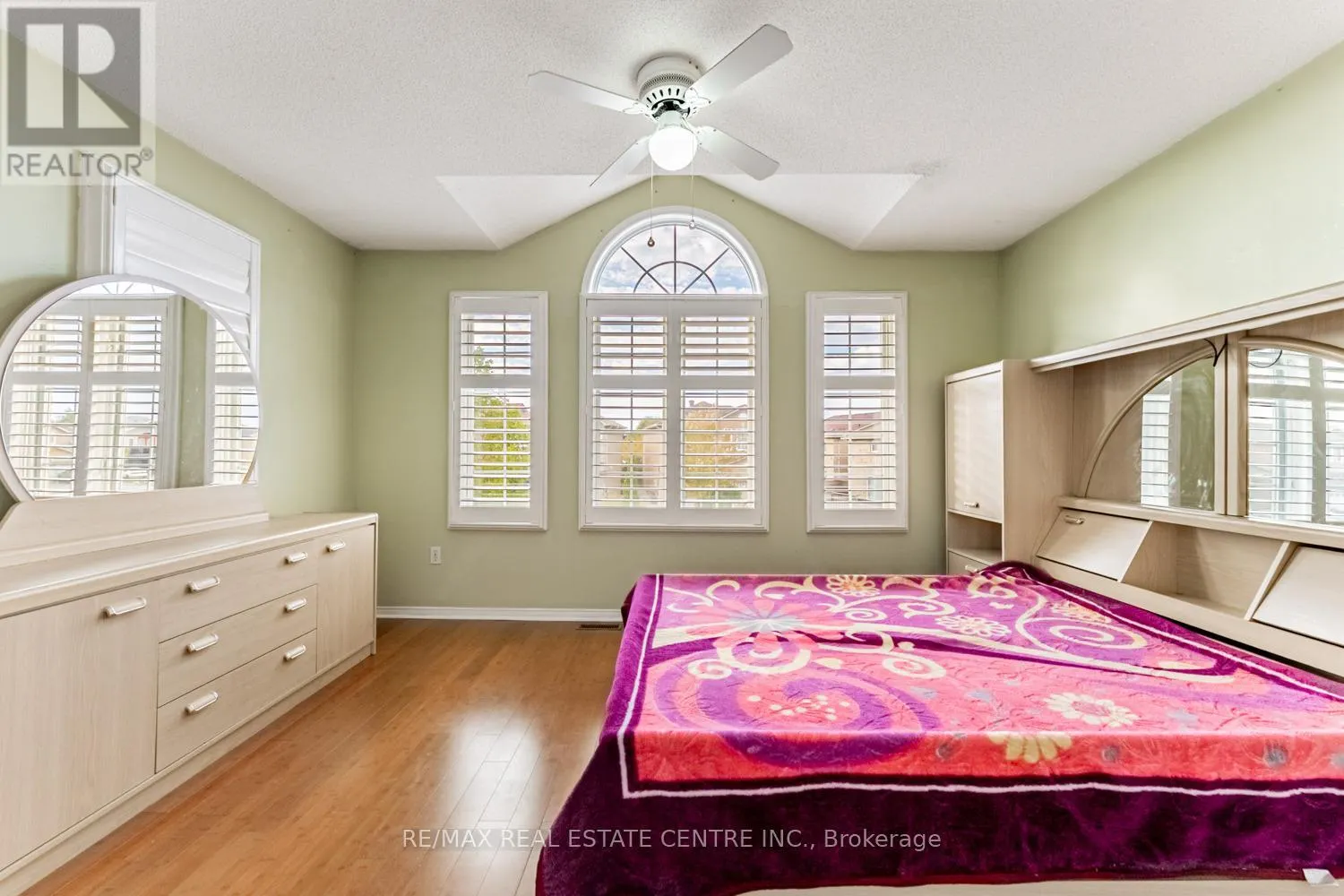 8 MANNEL CRESCENT