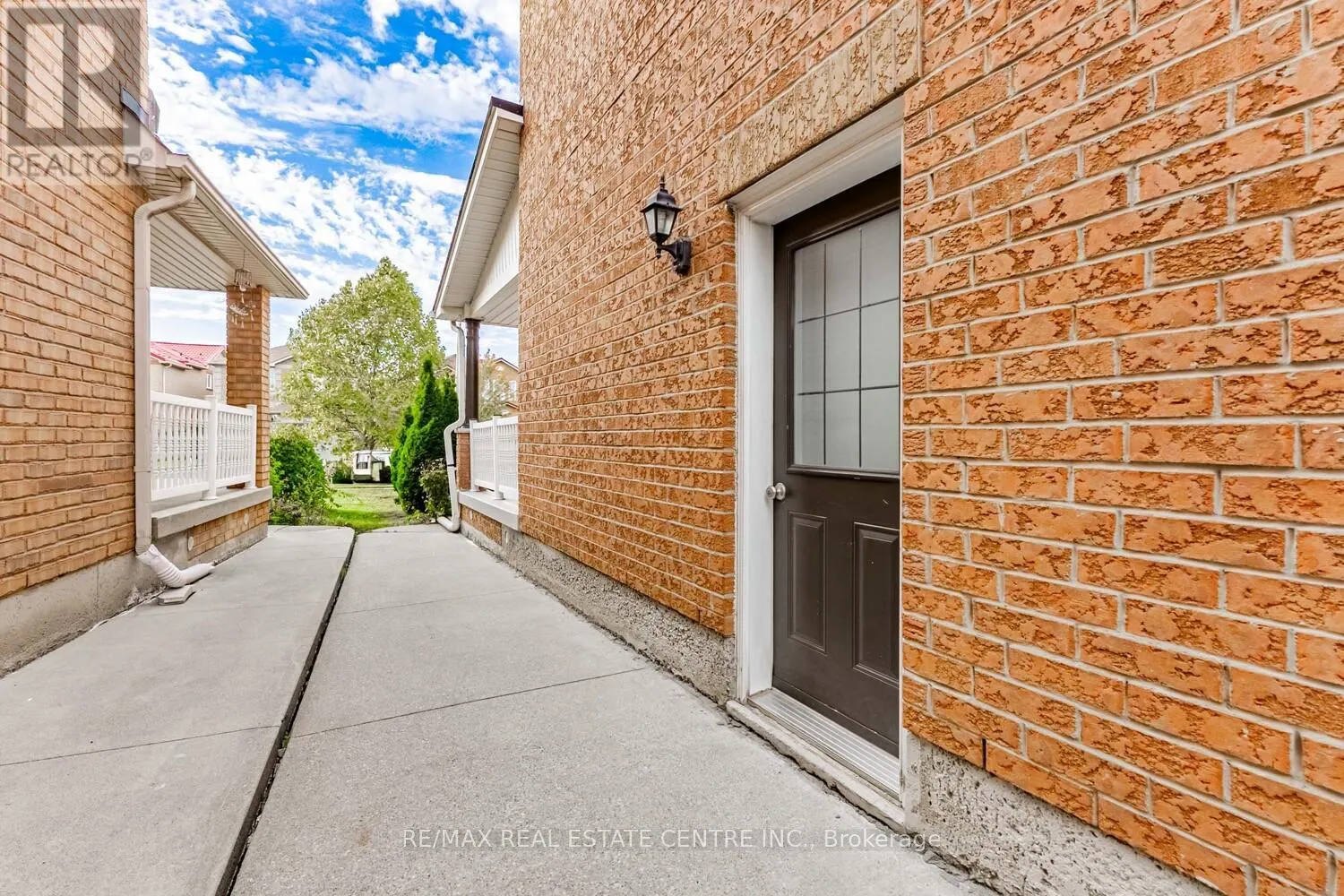 8 MANNEL CRESCENT