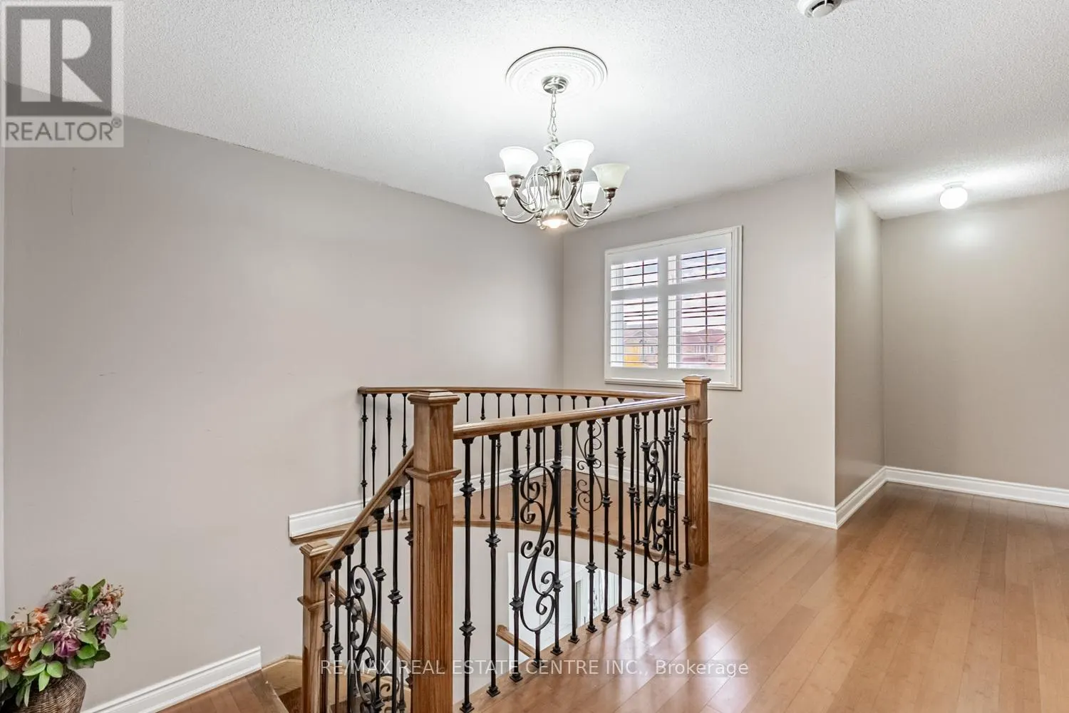 8 MANNEL CRESCENT