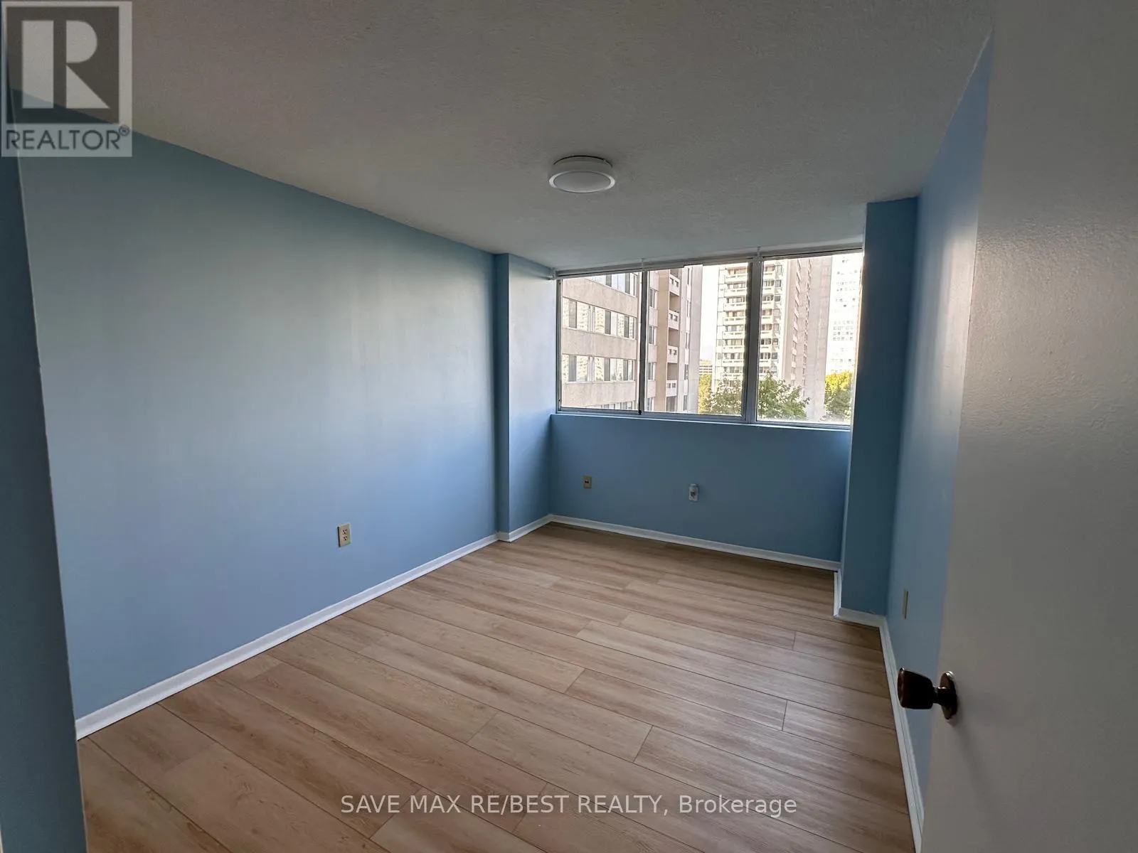 706 - 3590 KANEFF CRESCENT