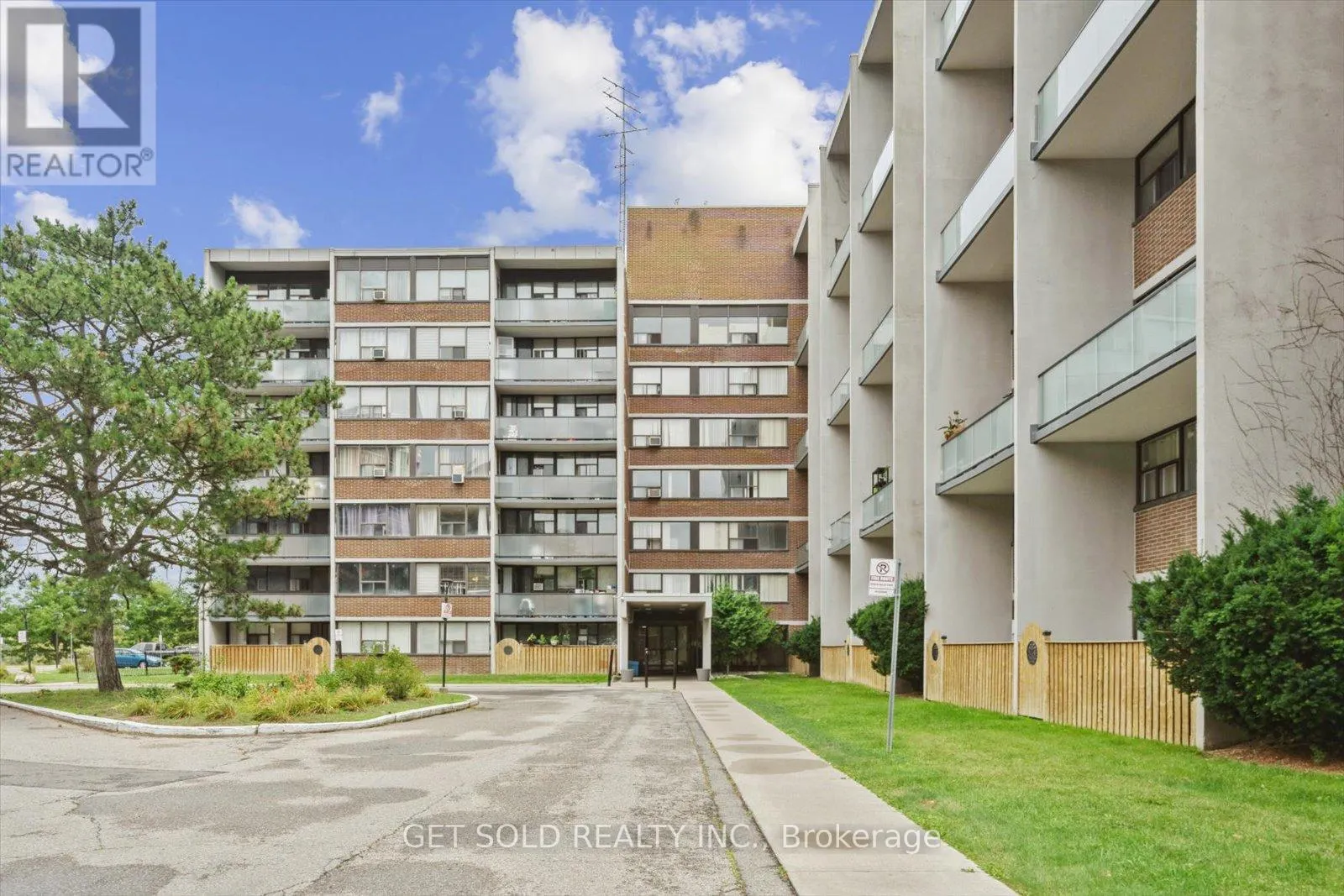 301 - 2121 ROCHE COURT