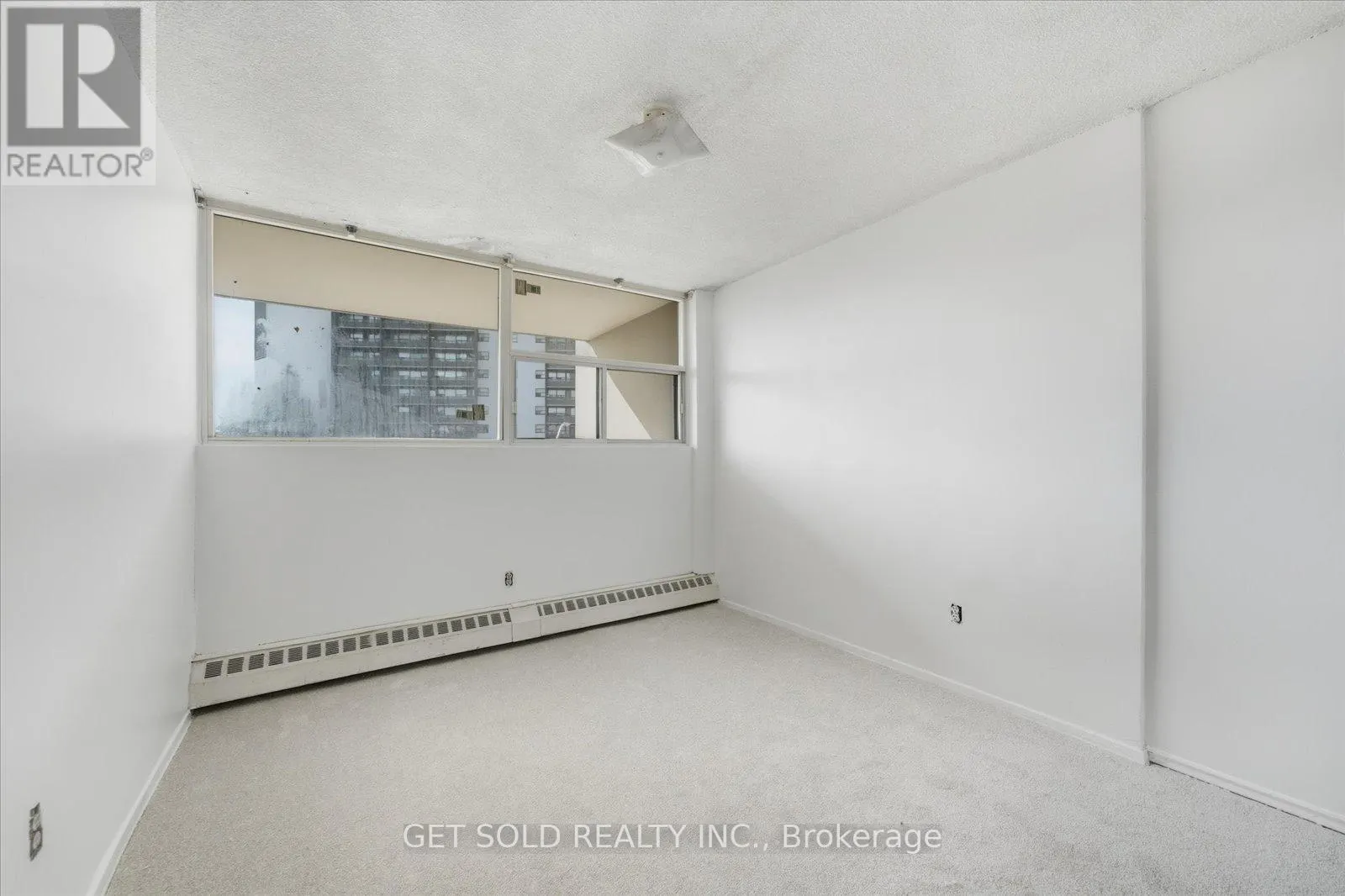 301 - 2121 ROCHE COURT