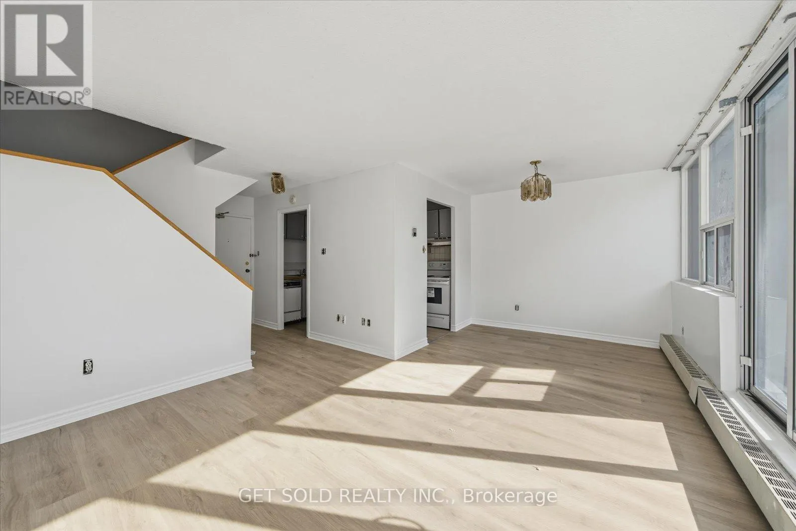 301 - 2121 ROCHE COURT