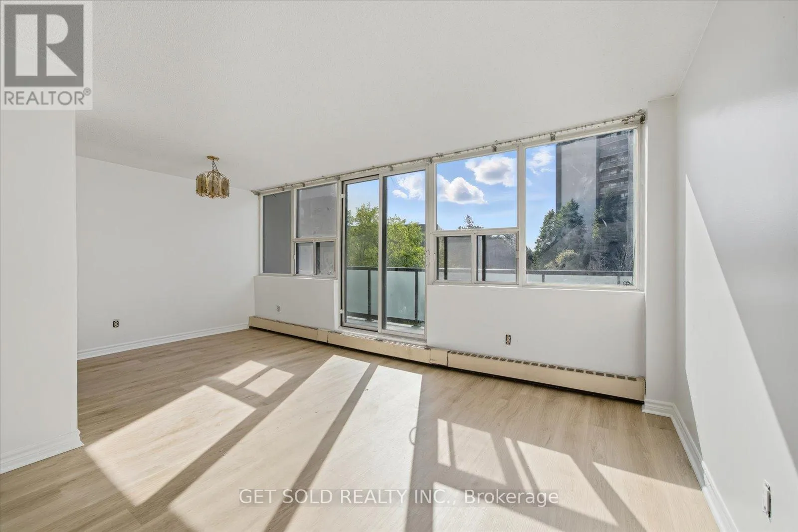 301 - 2121 ROCHE COURT