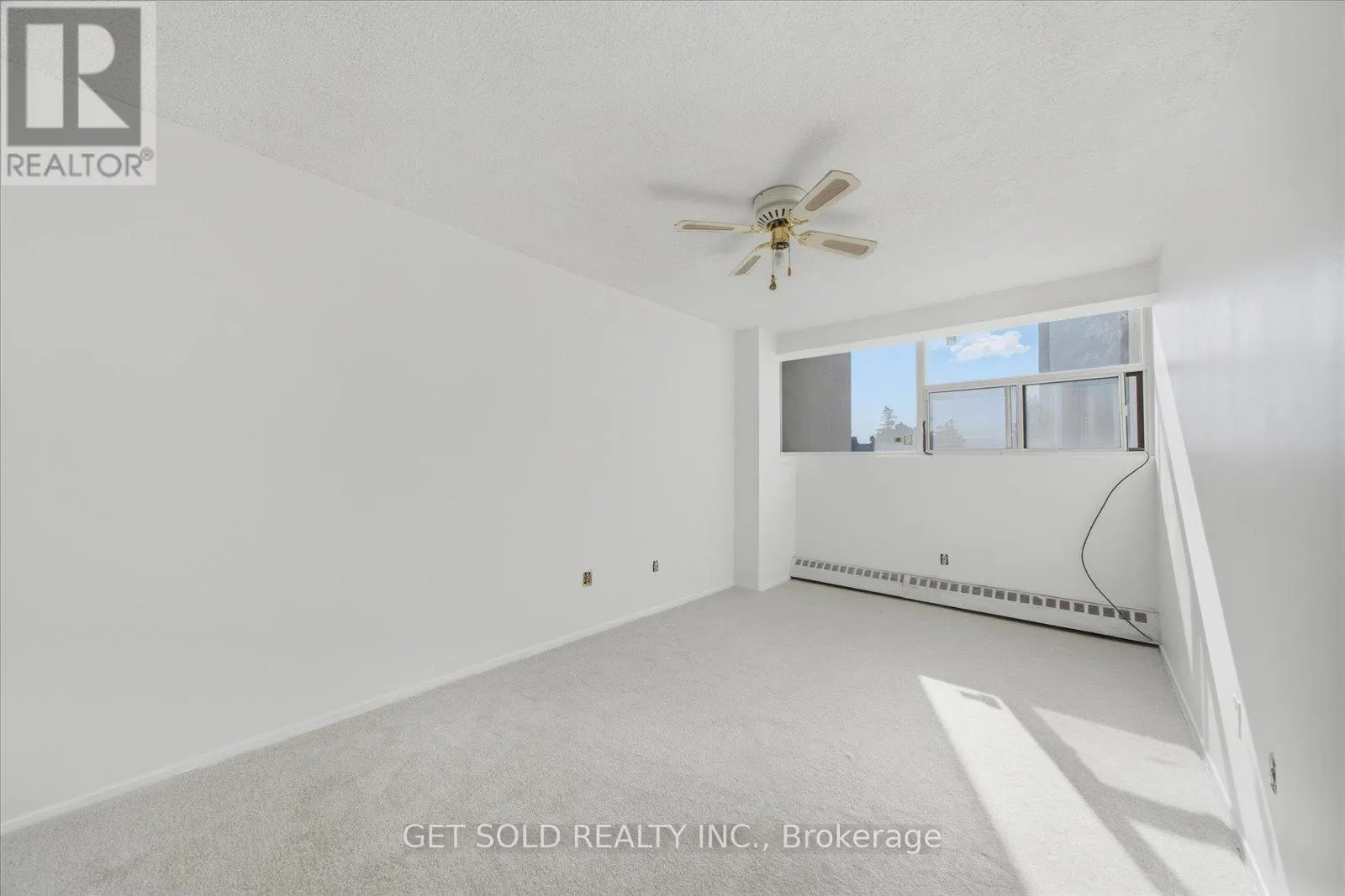 301 - 2121 ROCHE COURT