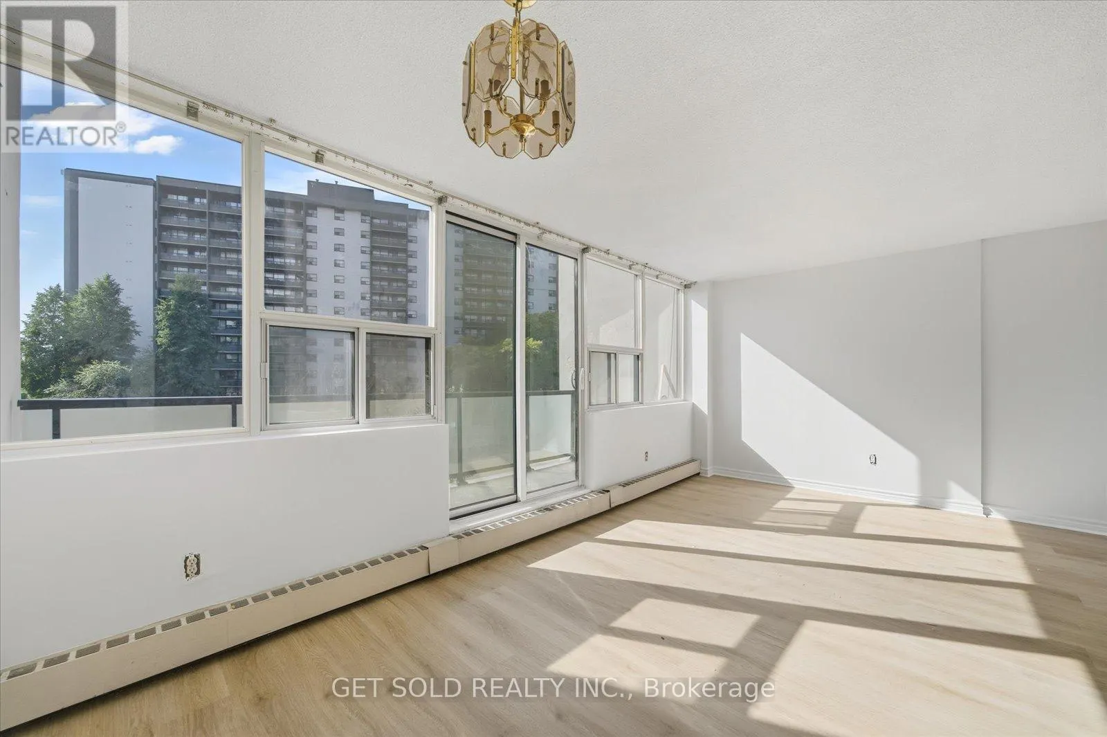 301 - 2121 ROCHE COURT