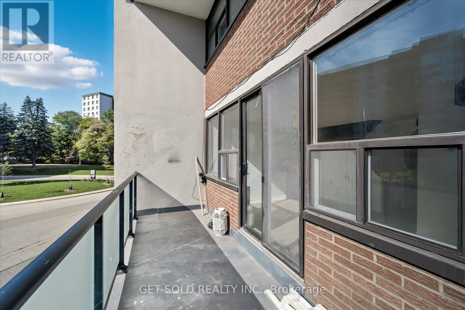 301 - 2121 ROCHE COURT