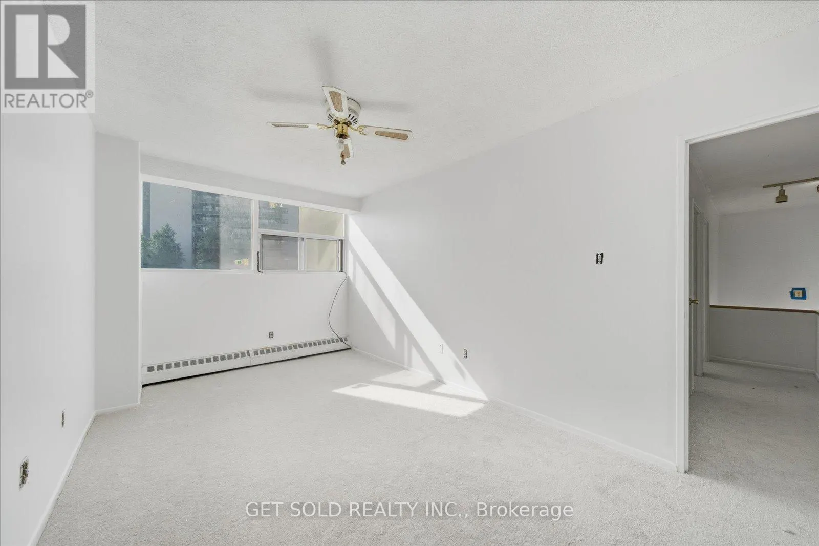 301 - 2121 ROCHE COURT
