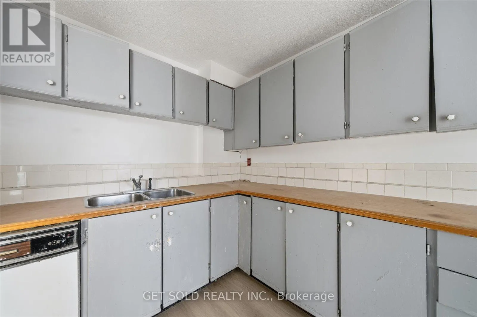 301 - 2121 ROCHE COURT