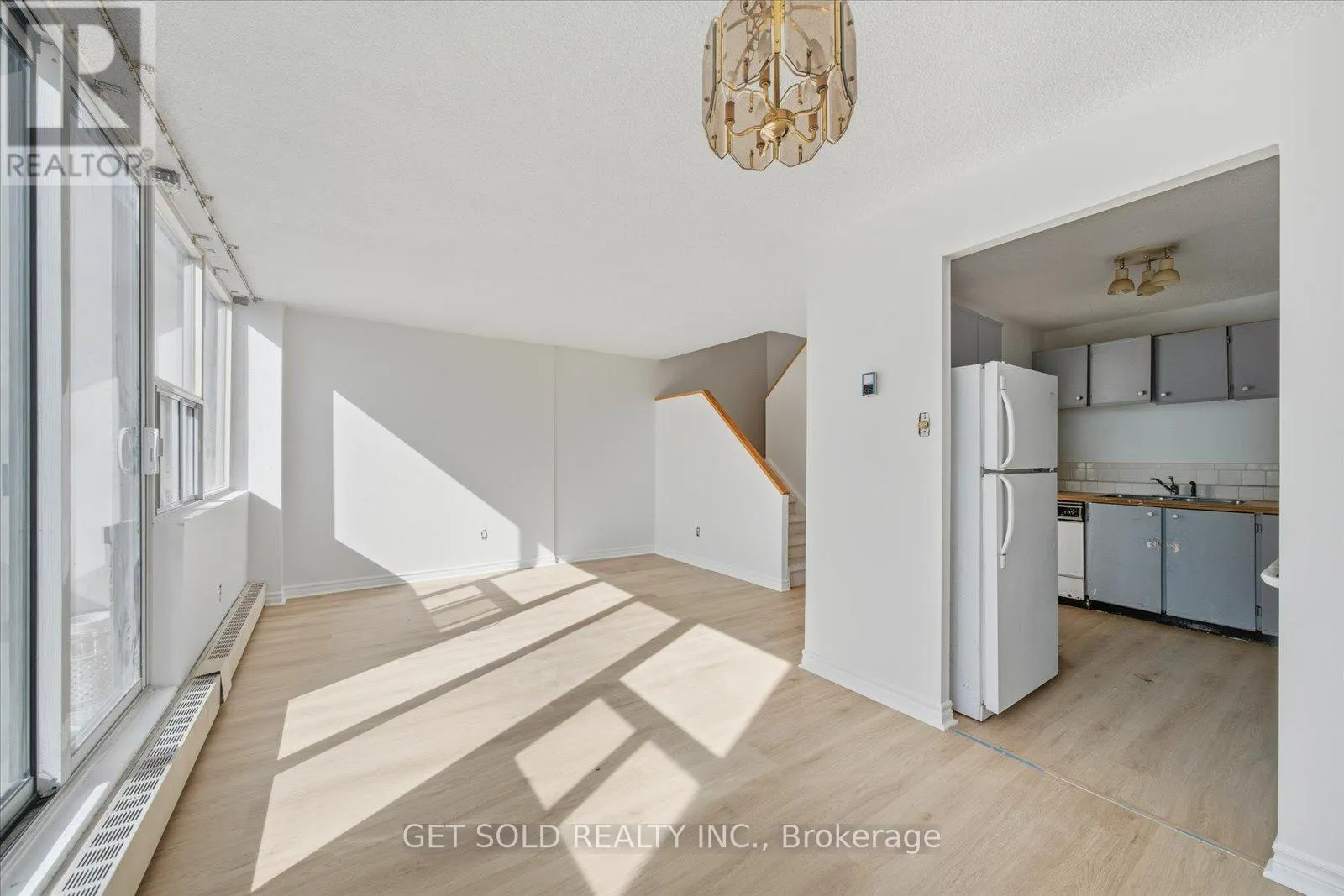 301 - 2121 ROCHE COURT