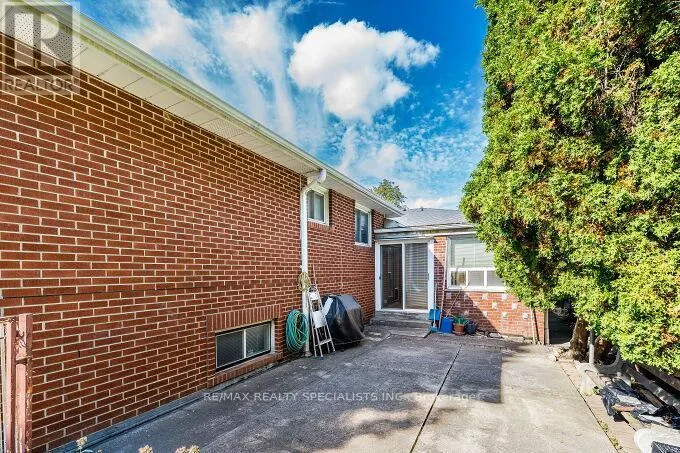 61 BREWSTER CRESCENT