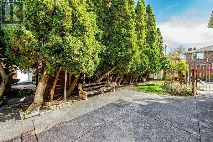 61 BREWSTER CRESCENT