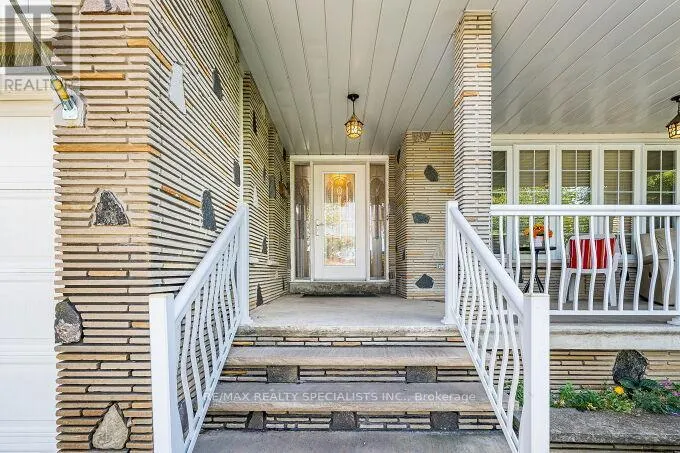 61 BREWSTER CRESCENT