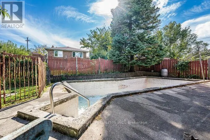 61 BREWSTER CRESCENT