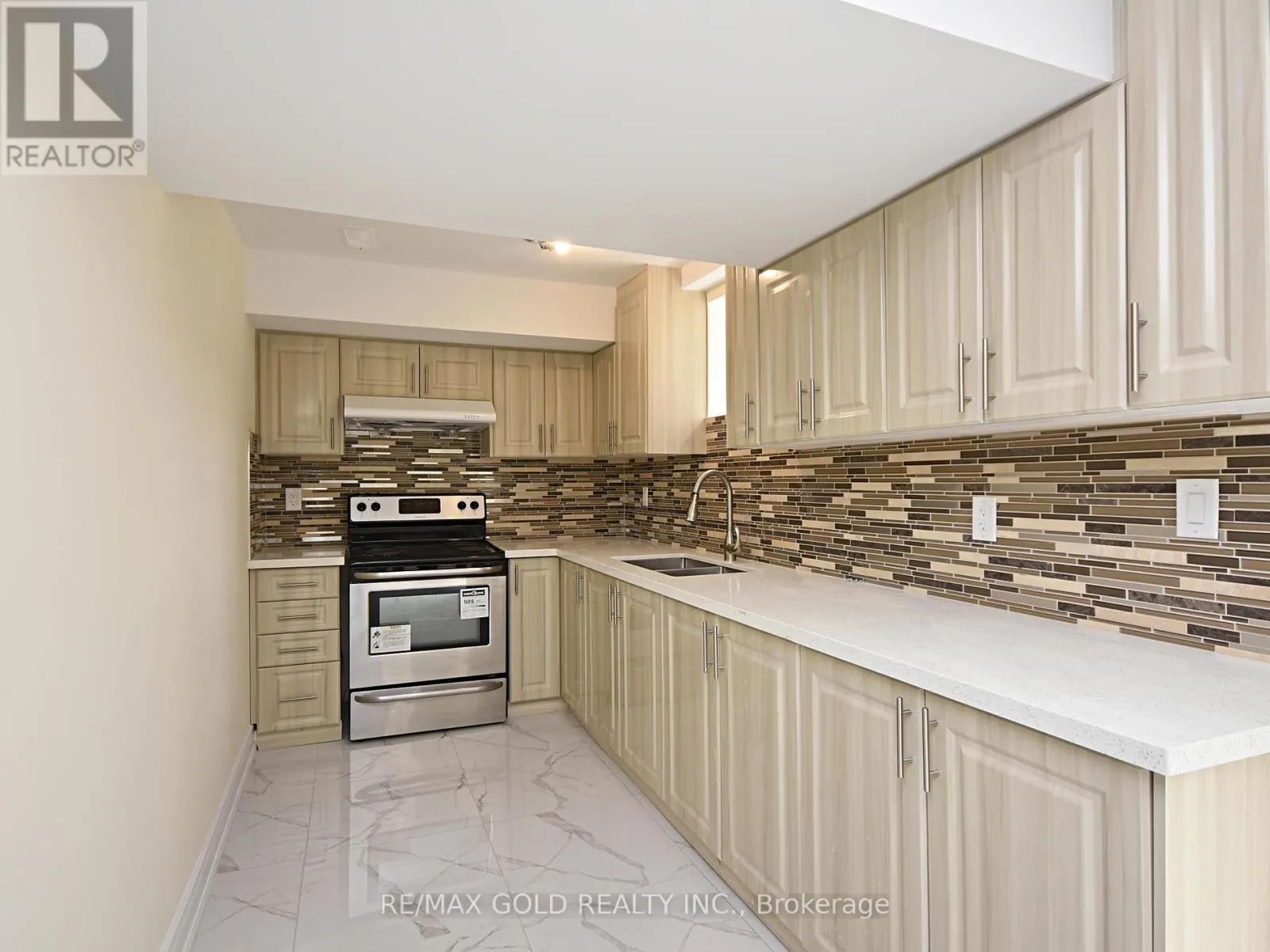 LOWER - 110 BANBRIDGE CRESCENT