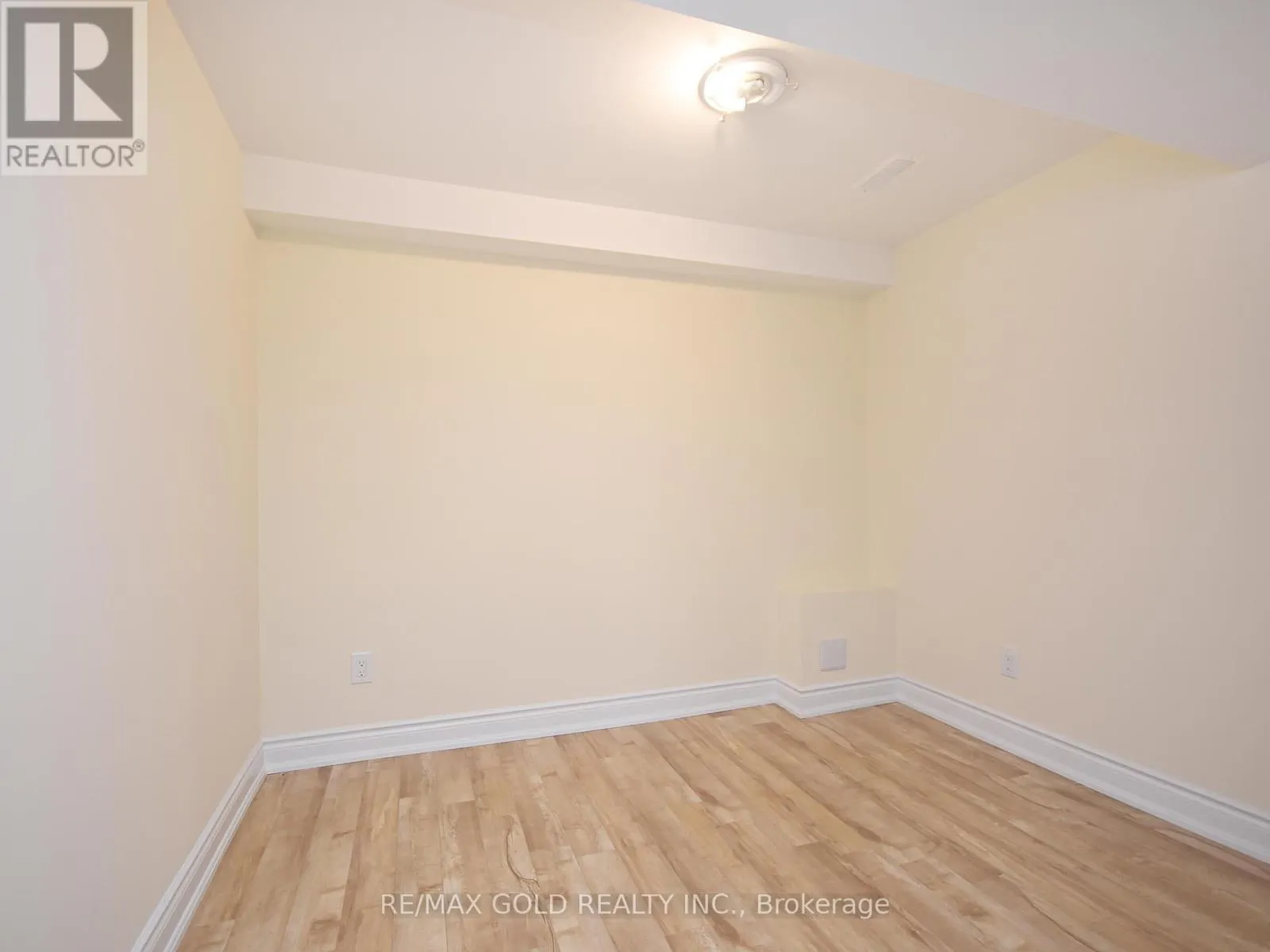LOWER - 110 BANBRIDGE CRESCENT