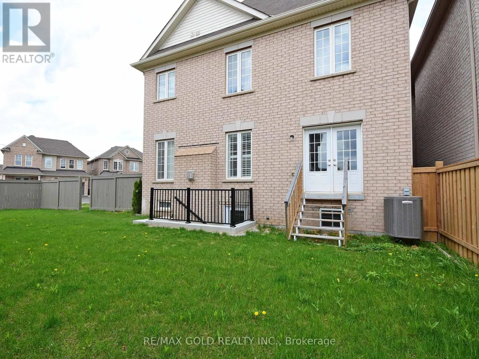 LOWER - 110 BANBRIDGE CRESCENT