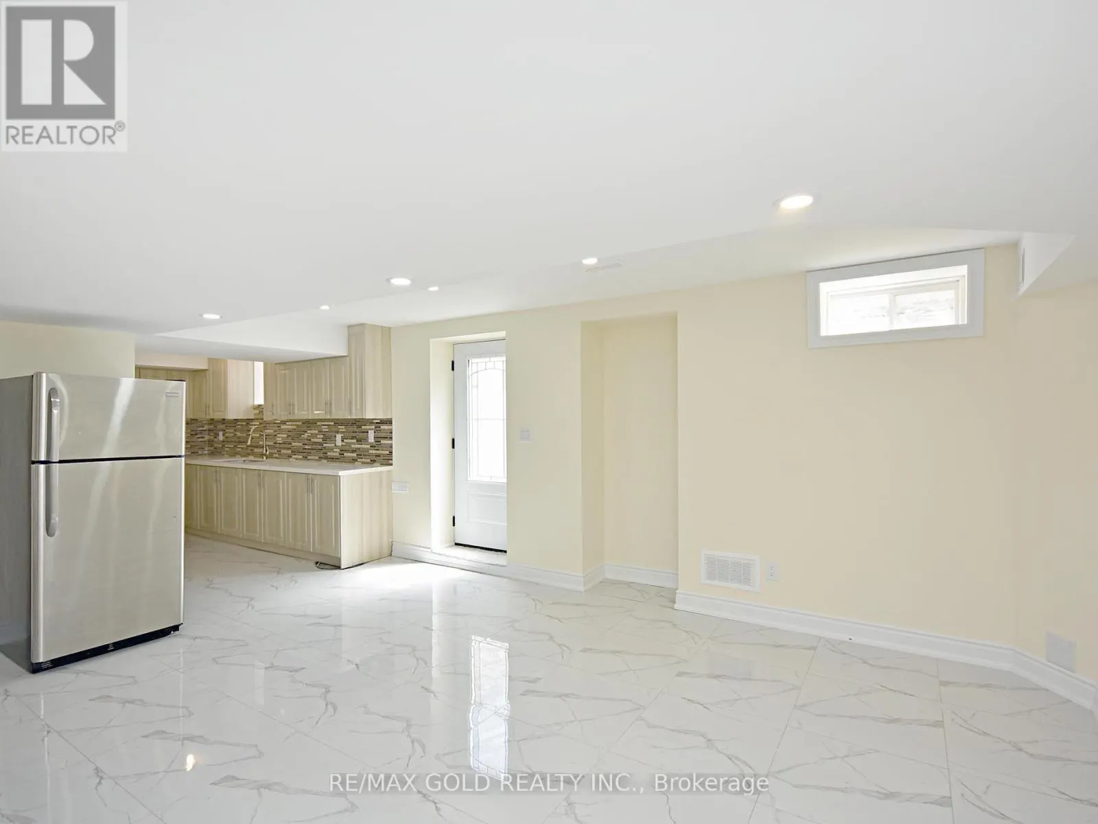 LOWER - 110 BANBRIDGE CRESCENT