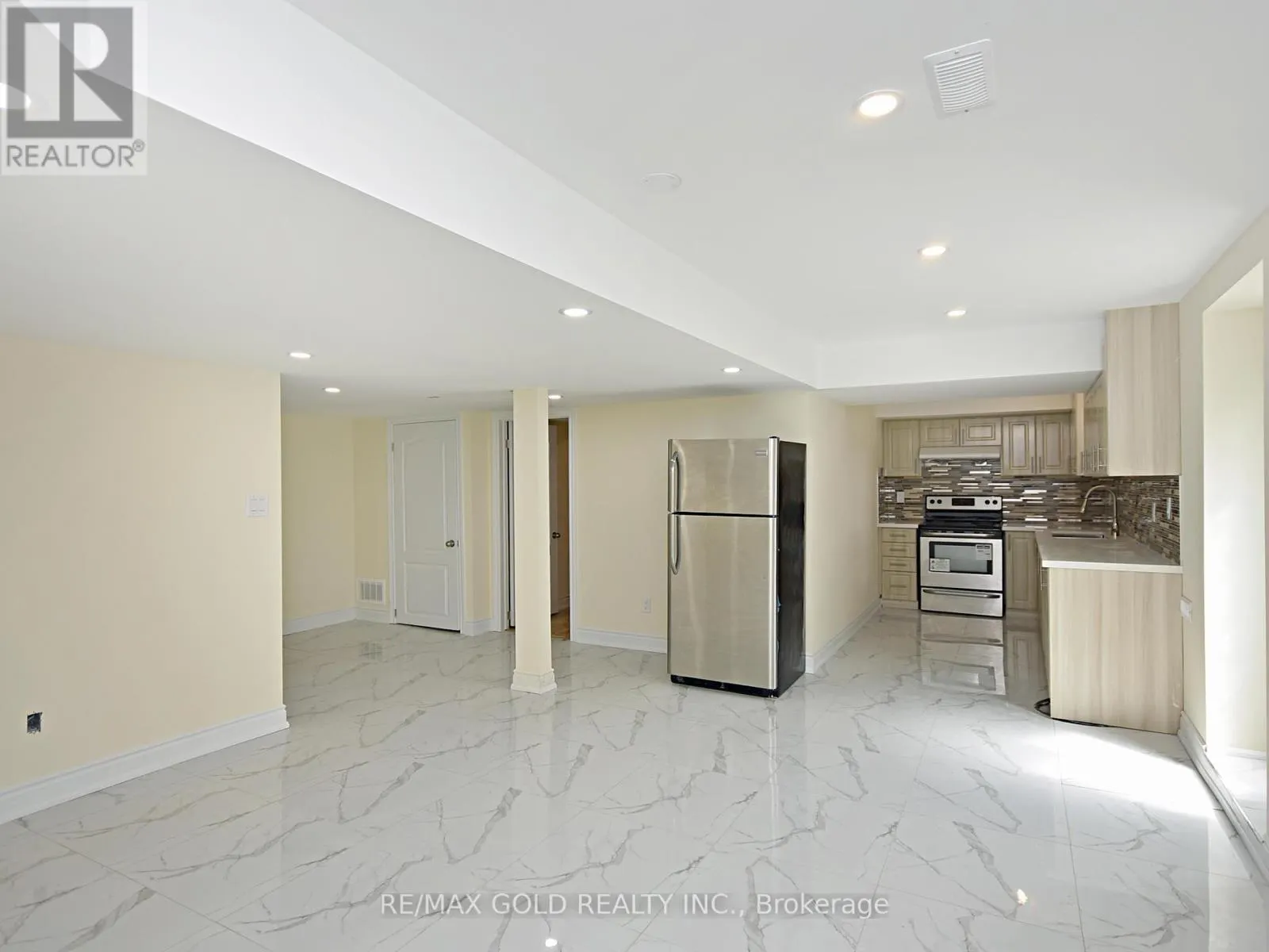 LOWER - 110 BANBRIDGE CRESCENT