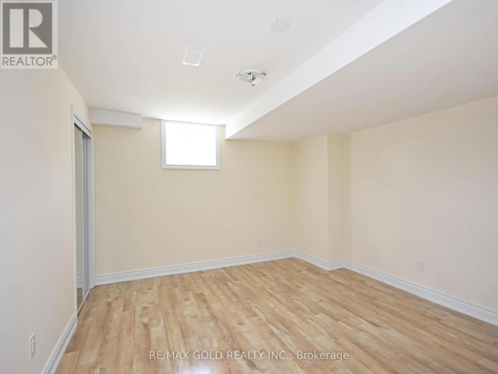 LOWER - 110 BANBRIDGE CRESCENT