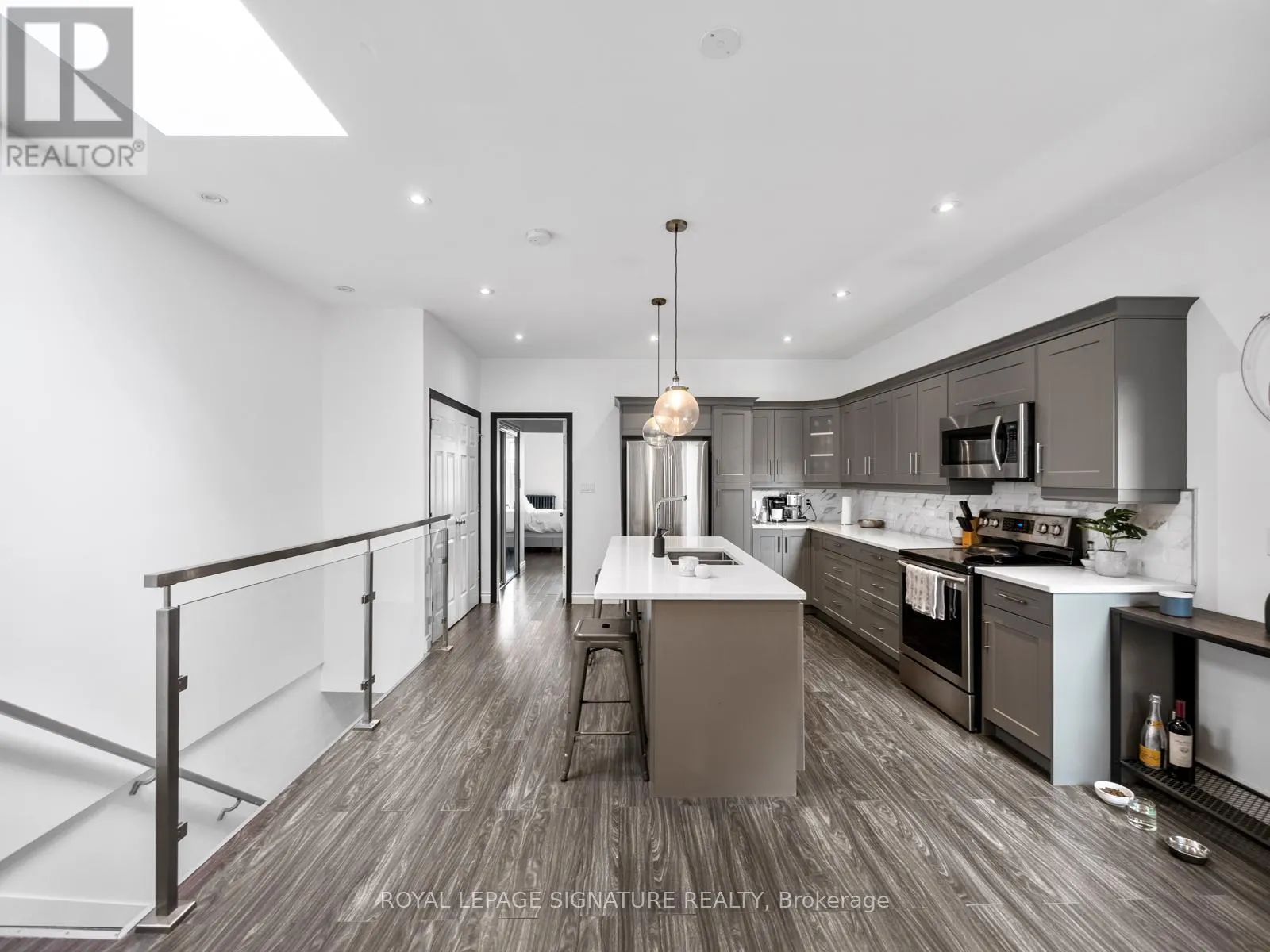 3RD LVL - 2243 DUNDAS STREET W